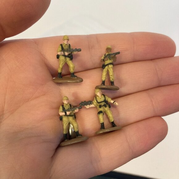 Vintage Micro Machines Military Soldiers Lot of 11 Army Mini Men Galoob Toys - Picture 5 of 7